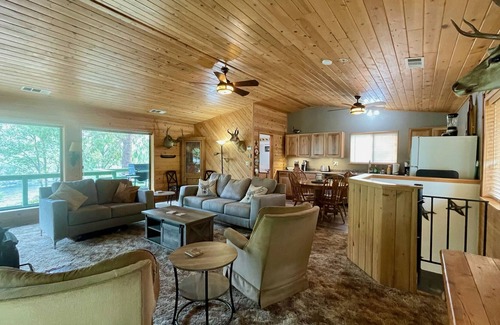 Junction City House | RiverView Cabin steps from the Trinity River and 10-minutes from Weaverville