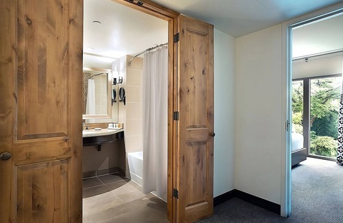 Downtown San Antonio Hotel | Riverview Corner King at Hotel Contessa, Outdoor Pool, Parking Onsite