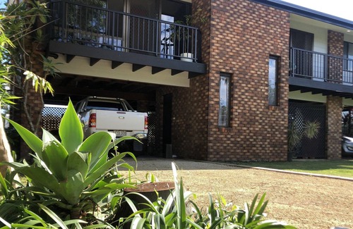 North Shore House | Riverview Cottage - Water Frontage - Family & Group centric!
