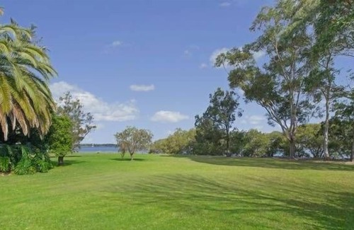 North Shore House | Riverview Cottage - Water Frontage - Family & Group centric!