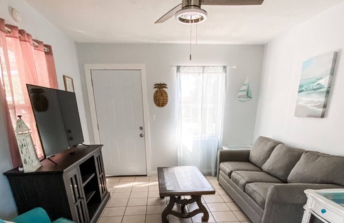 Tropic Cottage | Riverview Cottage with Private Patio and Backyard