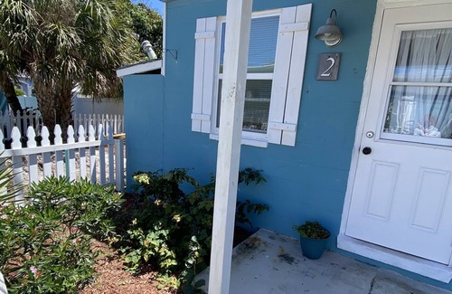 Tropic Cottage | Riverview Cottage with Kitchen & Private Deck