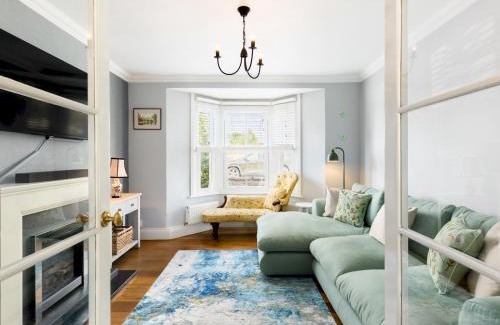 Lechlade House | Riverview House Family home Large garden Pass the Keys