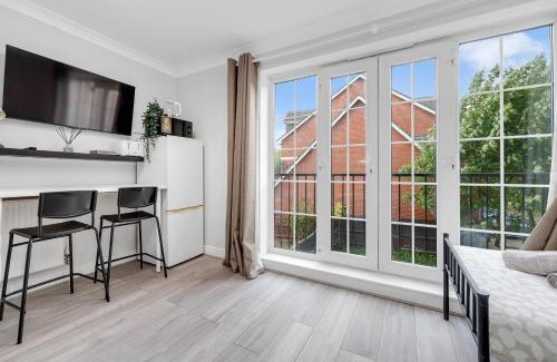 Trinity Apartment | Riverview, studio style room near station R3