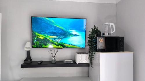 Trinity Apartment | Riverview, studio style room near station R3