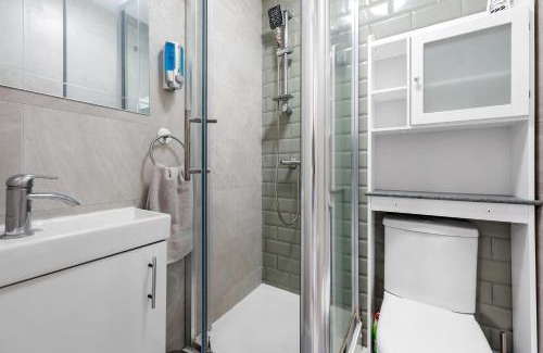Trinity Apartment | Riverview, studio style room near station R3