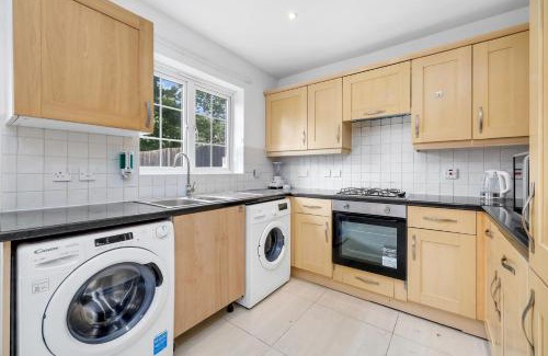 Trinity Apartment | Riverview, studio style room near station R3