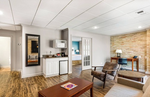 Main - Military Plaza House | RiverWalk Plaza - Presidential Suite