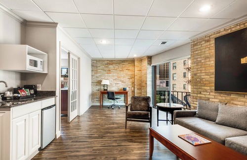 Main - Military Plaza House | RiverWalk Plaza - Presidential Suite