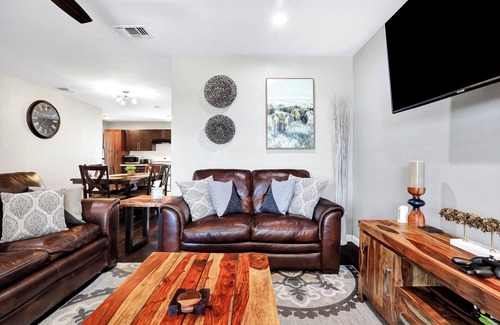 Mahncke Park Apartment | Riverwalk, The Alamo, The Pearl and museums all within a 5 minutes drive
