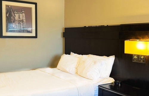 Gananoque Hotel | Riviera Inn and Suites 1000 Islands