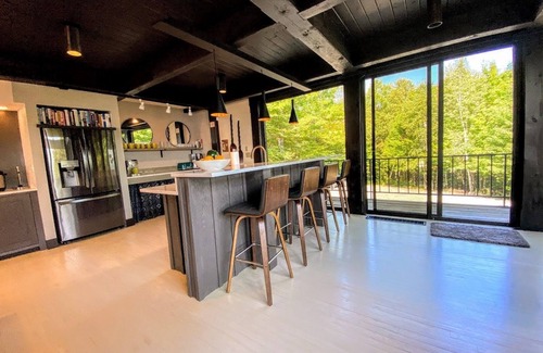 Whitefield House | RL Breathtaking views, private mountain retreat. Hot Tub, Dog Friendly, 4WD recommended!
