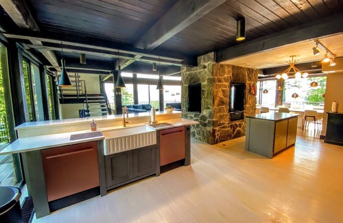 Whitefield House | RL Breathtaking views, private mountain retreat. Hot Tub, Dog Friendly, 4WD recommended!