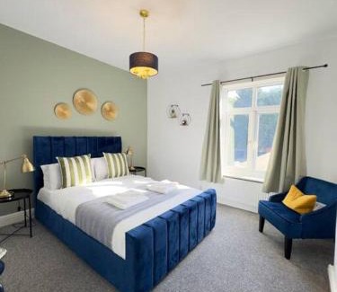Cradley House | RNM - Business Contractors Ready! 3 Bedrooms, Efficient Savings! Entire House,Smart Tv, 2 Lounges, Dining Area, Private Gated Parking, Easy Access, Close to M5, Train Station, Bus Routes, Kitchen and Washroom plus amenities included!