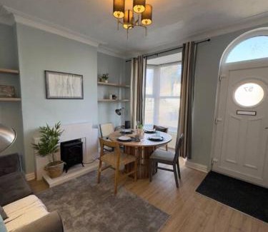 Cradley House | RNM - Business Contractors Ready! 3 Bedrooms, Efficient Savings! Entire House,Smart Tv, 2 Lounges, Dining Area, Private Gated Parking, Easy Access, Close to M5, Train Station, Bus Routes, Kitchen and Washroom plus amenities included!