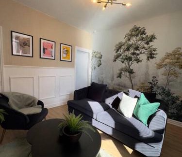 Cradley House | RNM - Business Contractors Ready! 3 Bedrooms, Efficient Savings! Entire House,Smart Tv, 2 Lounges, Dining Area, Private Gated Parking, Easy Access, Close to M5, Train Station, Bus Routes, Kitchen and Washroom plus amenities included!