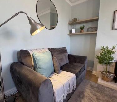 Cradley House | RNM - Business Contractors Ready! 3 Bedrooms, Efficient Savings! Entire House,Smart Tv, 2 Lounges, Dining Area, Private Gated Parking, Easy Access, Close to M5, Train Station, Bus Routes, Kitchen and Washroom plus amenities included!