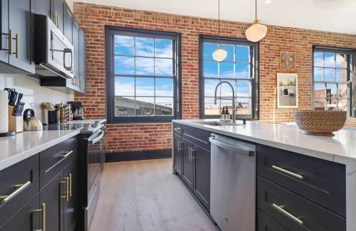 Arts/Warehouse District Apartment | Roami at The Lola Near Bourbon St 3BR #48