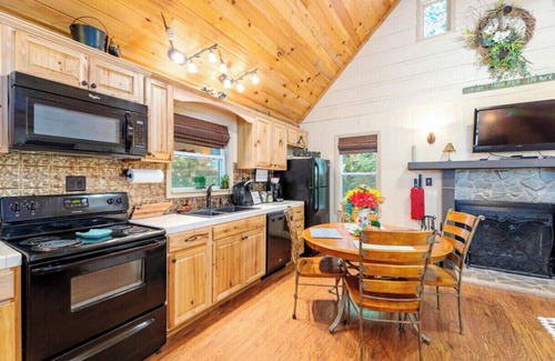 Hampton Cabin | Roan Mountain Charming Cabin Hot Tub Close to Hiking Dogs Welcome