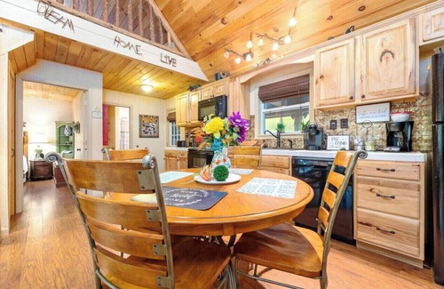 Hampton Cabin | Roan Mountain Charming Cabin Hot Tub Close to Hiking Dogs Welcome