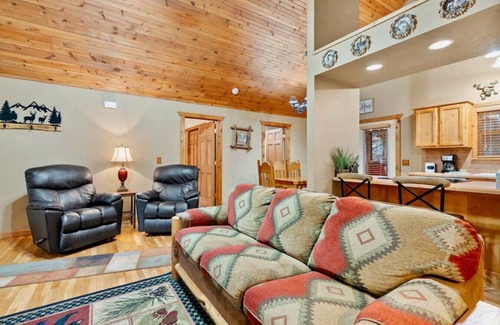 Branson West Cabin | “Roark Lodge” in Branson | Sleeps 6 & 7 min to SDC