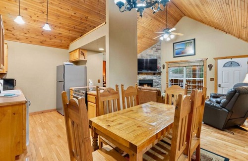 Branson West Cabin | “Roark Lodge” in Branson | Sleeps 6 & 7 min to SDC