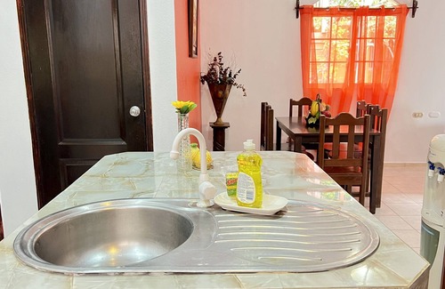 Roatan Villa | Roatan Villa for 6 with Pool in centric location close to airport