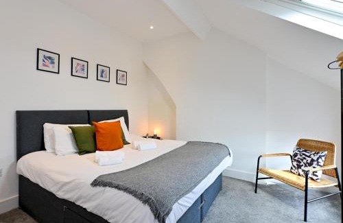 Caerau Apartment | Roath - Modern Flat Near City Centre WParking Pass the Keys