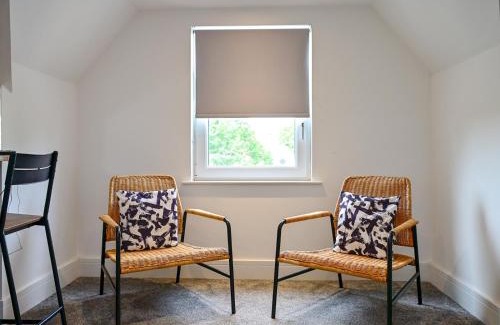 Caerau Apartment | Roath - Modern Flat Near City Centre WParking Pass the Keys