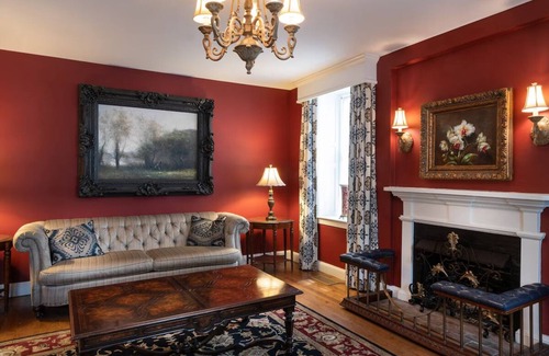 Historic District Hotel | Robert Johnson 2 Double Beds, Historic Inns, Antique Style, Near Chesapeake Bay