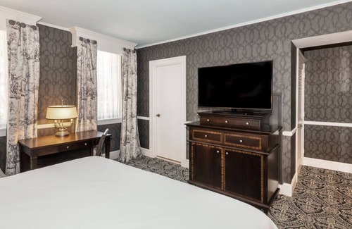 Historic District Hotel | Robert Johnson King, Historic Inns, Near Top Dining & City Attractions