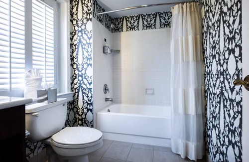 Historic District Hotel | Robert Johnson King, Historic Inns, Near Top Dining & City Attractions