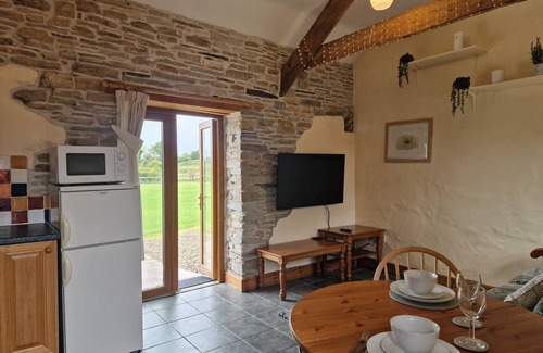 Whitland Cottage | Robin Cottage. Cosy cottage sleeps 2. Swimming pool. Woodlands, Fishing lake
