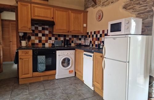 Whitland Cottage | Robin Cottage. Cosy cottage sleeps 2. Swimming pool. Woodlands, Fishing lake