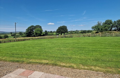 Whitland Cottage | Robin Cottage. Cosy cottage sleeps 2. Swimming pool. Woodlands, Fishing lake