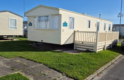 Rhyl Ski Chalet | Robin Hood 3-bed Caravan, Sleeps 8, Pet Friendly