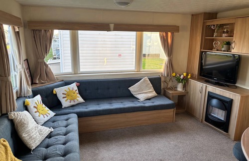 Rhyl Ski Chalet | Robin Hood 3-bed Caravan, Sleeps 8, Pet Friendly