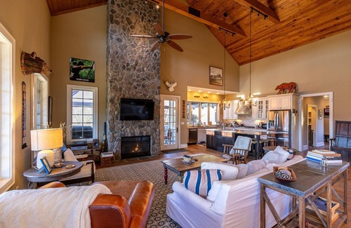 Jefferson House | Robin Hoods Retreat - Luxury home, walk to river, hot tub, fire pit!