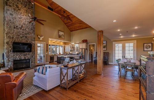 Jefferson House | Robin Hoods Retreat - Luxury home, walk to river, hot tub, fire pit!