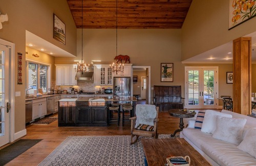Jefferson House | Robin Hoods Retreat - Luxury home, walk to river, hot tub, fire pit!