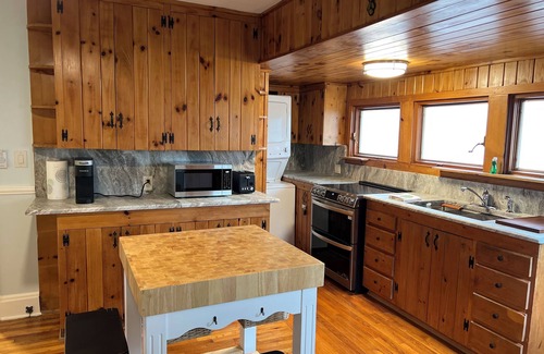 Landrum Cottage | Robin's House is a charming 2-bedroom cottage steps away from downtown Landrum.