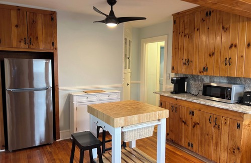 Landrum Cottage | Robin's House is a charming 2-bedroom cottage steps away from downtown Landrum.