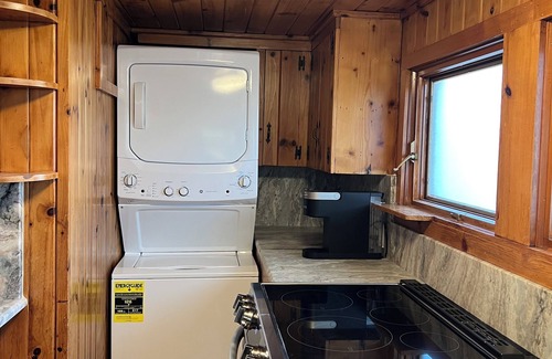 Landrum Cottage | Robin's House is a charming 2-bedroom cottage steps away from downtown Landrum.