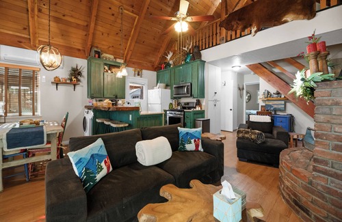 Big Bear City Ski Chalet | Robinhood's Retreat- walk2go karts- EVcharger- AC-minutes to resorts-dogs ok