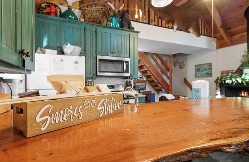 Big Bear City Ski Chalet | Robinhood's Retreat- walk2go karts- EVcharger- AC-minutes to resorts-dogs ok