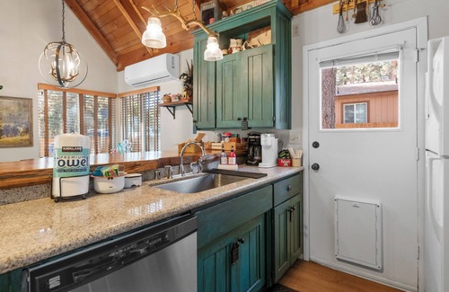 Big Bear City Ski Chalet | Robinhood's Retreat- walk2go karts- EVcharger- AC-minutes to resorts-dogs ok