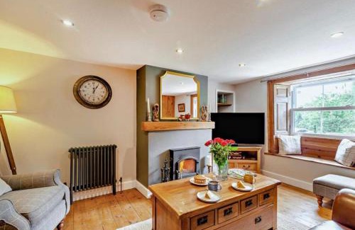 Hackness House | Robins Cottage cosy home hot tub quiet village