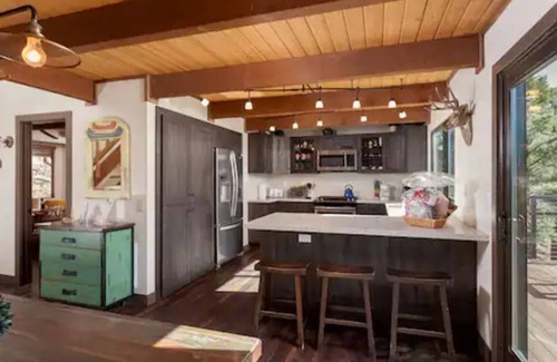 Upper Moonridge Ski Chalet | "Robins Nest" Slope Views, spa, pets ok.