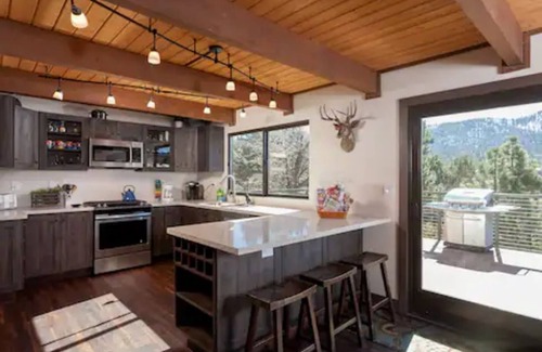 Upper Moonridge Ski Chalet | "Robins Nest" Slope Views, spa, pets ok.