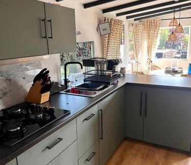 Builth Wells House | Robins' Rest - 22 Caer Beris Luxury Lodge Park NEW Sleeps 6 Riverside Reteat